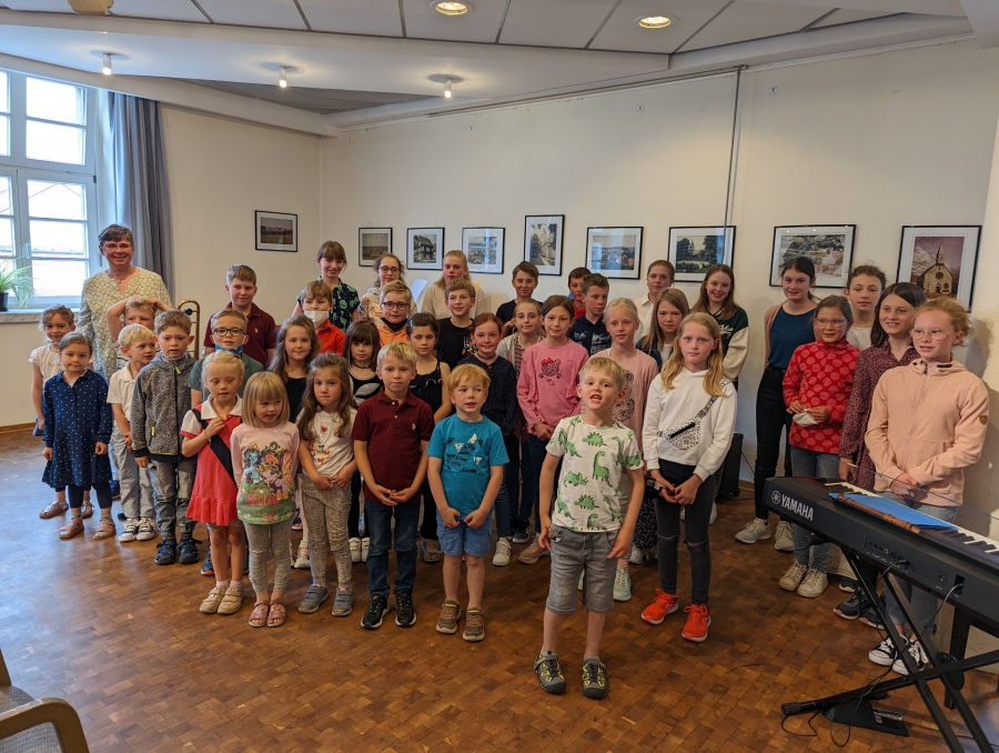 Stolz auf ihren ersten Auftritt nach zweijähriger Coronapause – die rund 40 Lichtenauer Schülerinnen und Schüler der Kreismusikschule Paderborn mit ihrer Musiklehrerin Monika Richters